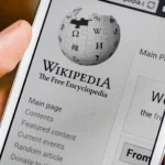 Hình ảnh người dùng tra cứu thông tin trên ứng dụng Wikipedia bằng điện thoại di động