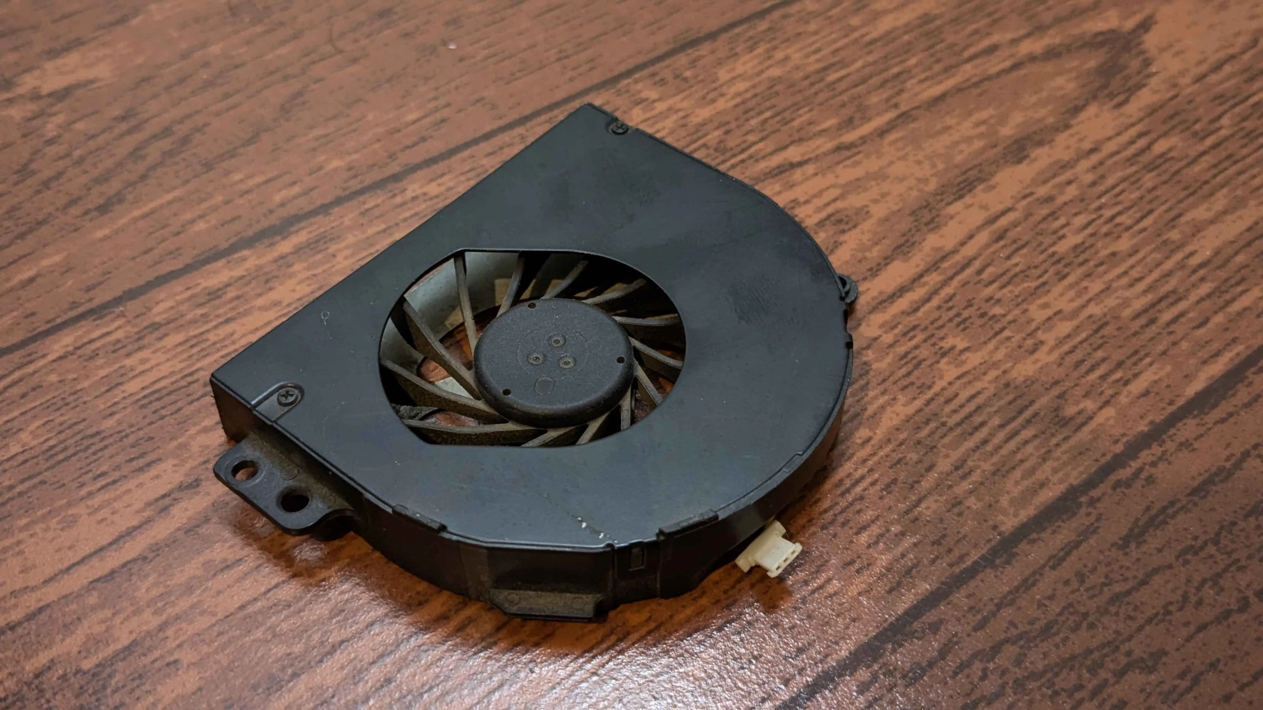 Hình ảnh quạt laptop đang hoạt động trên bàn, minh họa cho việc tối ưu tiếng ồn