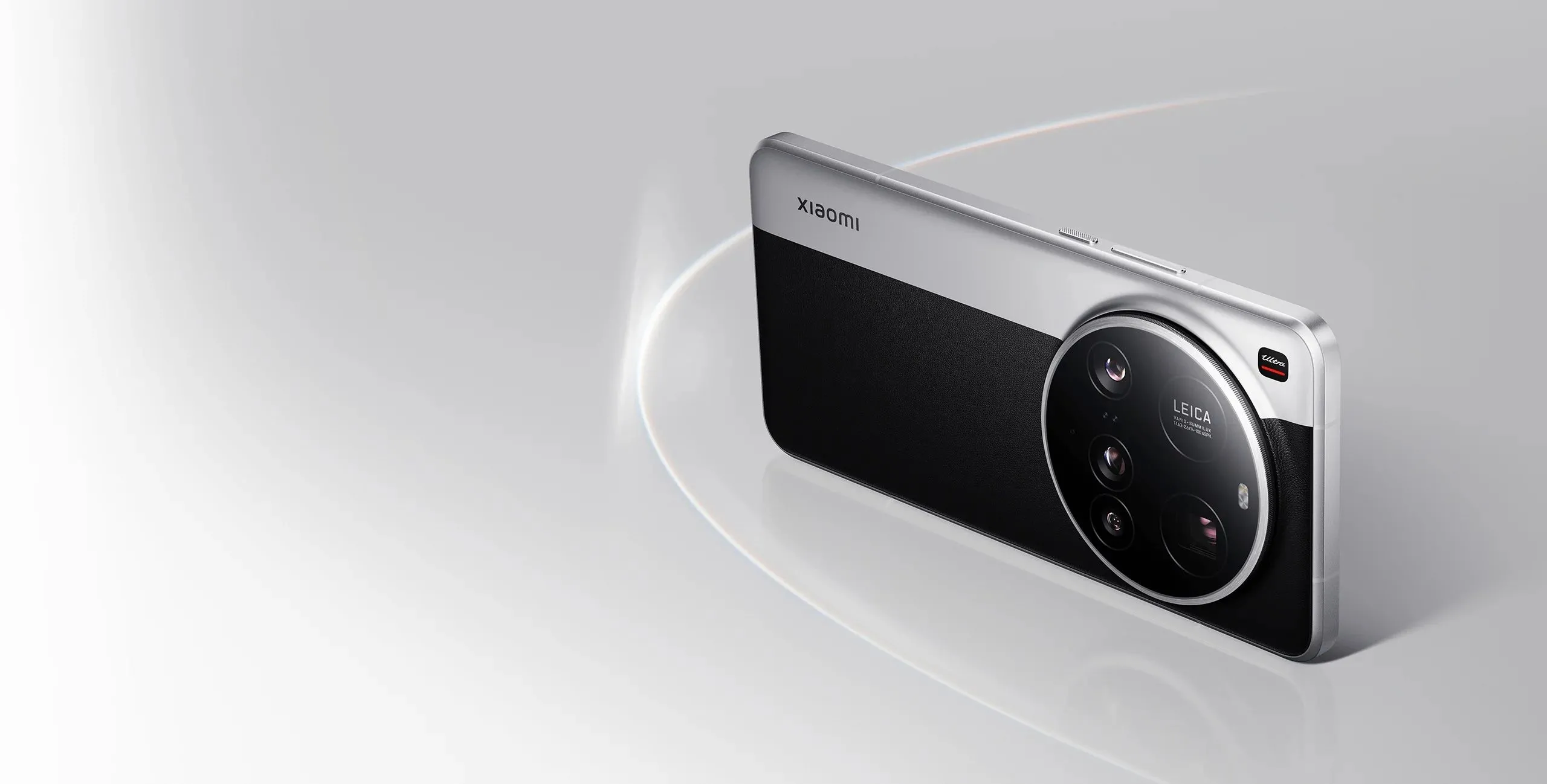 Hình ảnh sản phẩm điện thoại Xiaomi 15 Ultra màu đen với cụm camera tròn lớn phía sau, thể hiện sự hợp tác với Leica trong công nghệ nhiếp ảnh di động