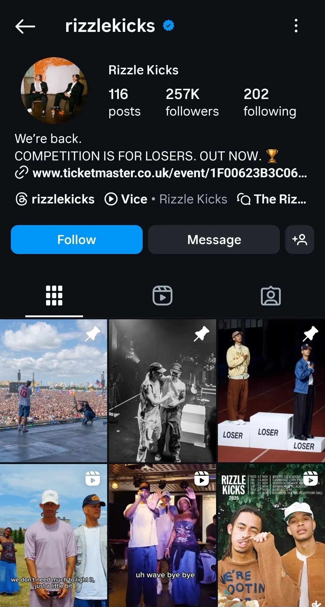 Hồ sơ Instagram của Rizzle Kicks, một nhóm nhạc pop hip-hop của Anh, cho thấy tương tác với người hâm mộ.