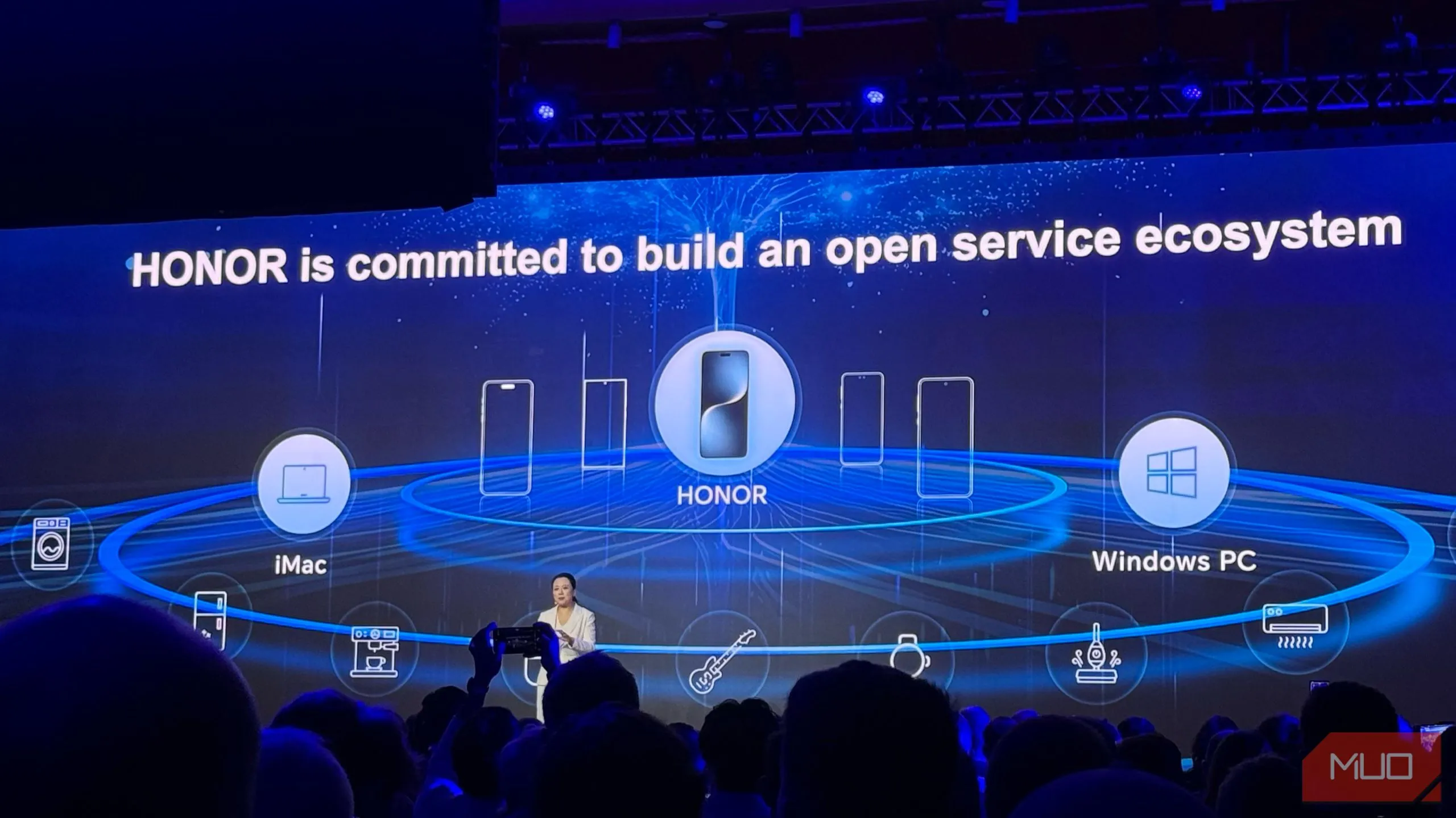 Honor trình bày tầm nhìn hệ sinh thái dịch vụ AI mở tại MWC 2025