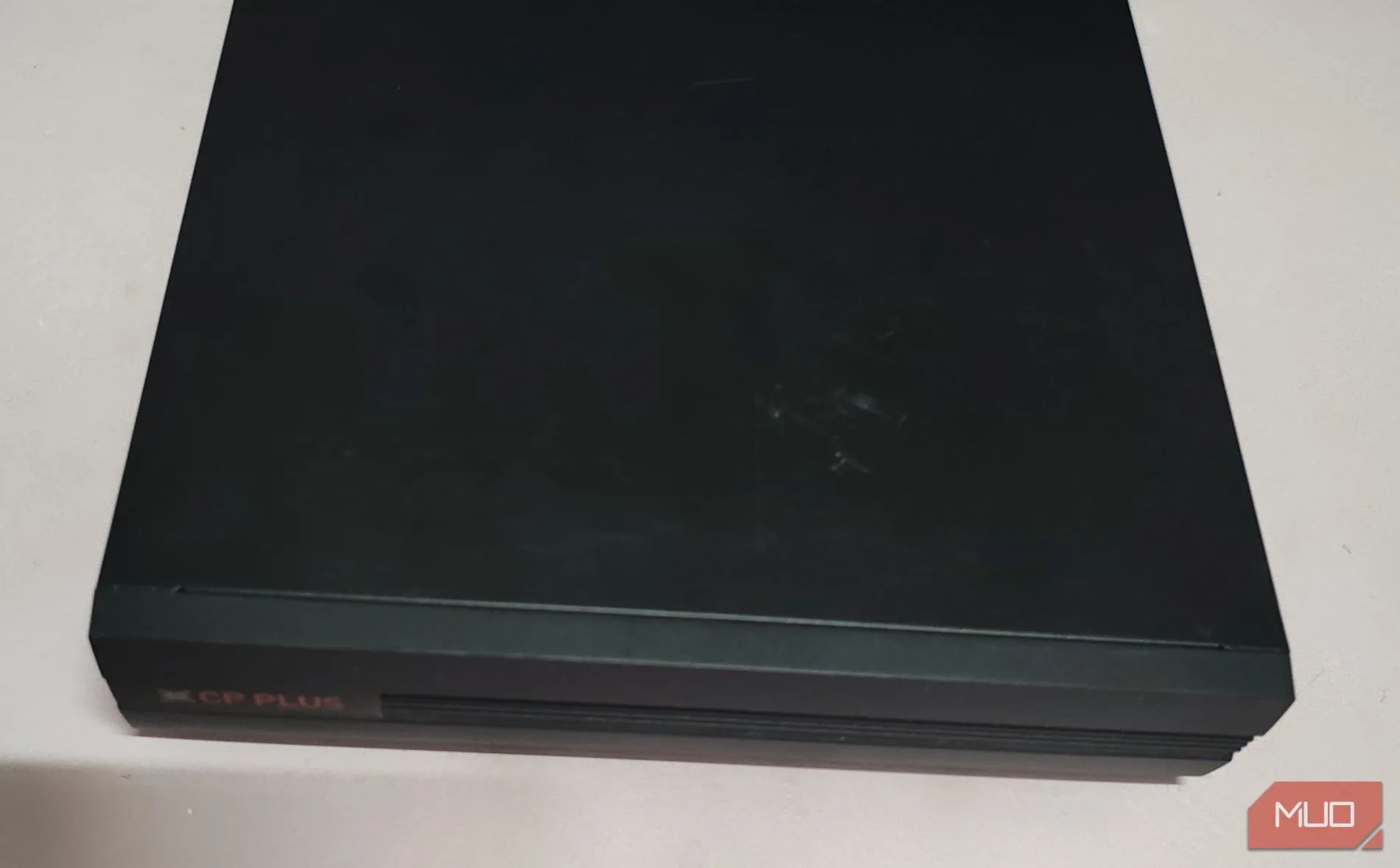 Hộp đầu ghi DVR được đặt trên bàn trắng, minh họa vị trí lý tưởng để tích hợp ổ cứng cũ cho hệ thống camera an ninh.