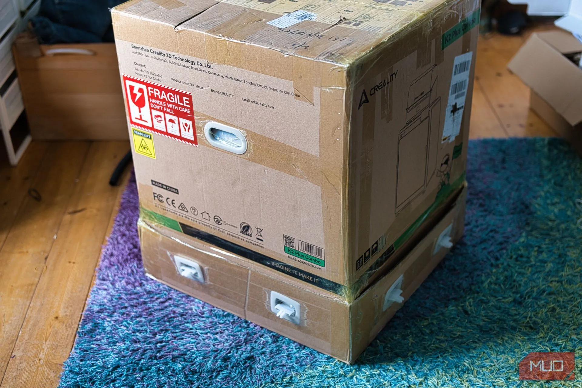 Hộp đóng gói máy in 3D Creality K2 Plus Combo lớn, cho thấy trải nghiệm unboxing đầu tiên