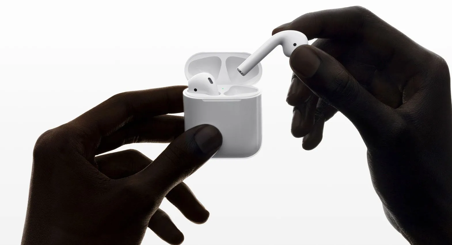 Hộp sạc AirPods thế hệ thứ hai, minh họa vị trí đèn trạng thái bên trong hoặc bên ngoài tùy phiên bản.