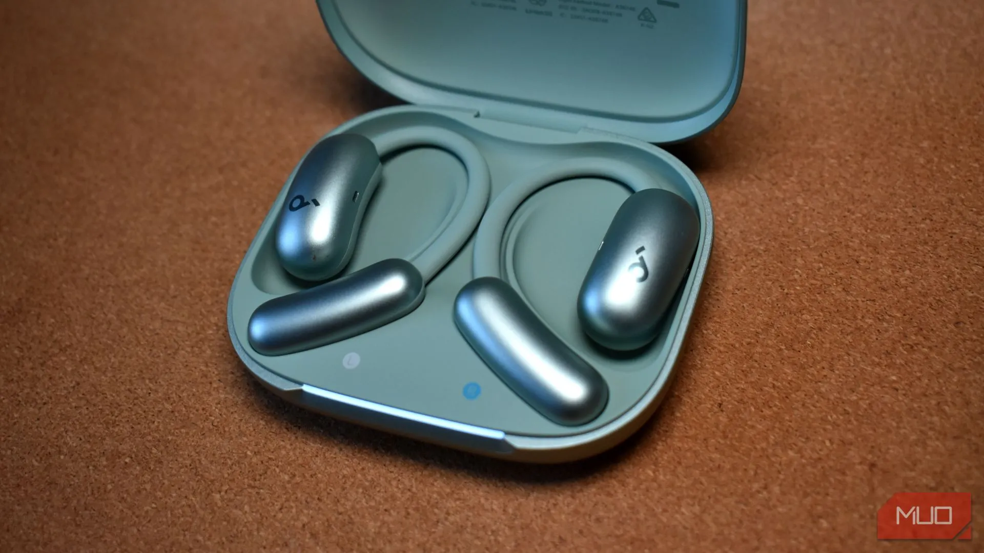 Hộp sạc và tai nghe Soundcore AeroFit 2, đối thủ cạnh tranh của Nothing Ear (open)