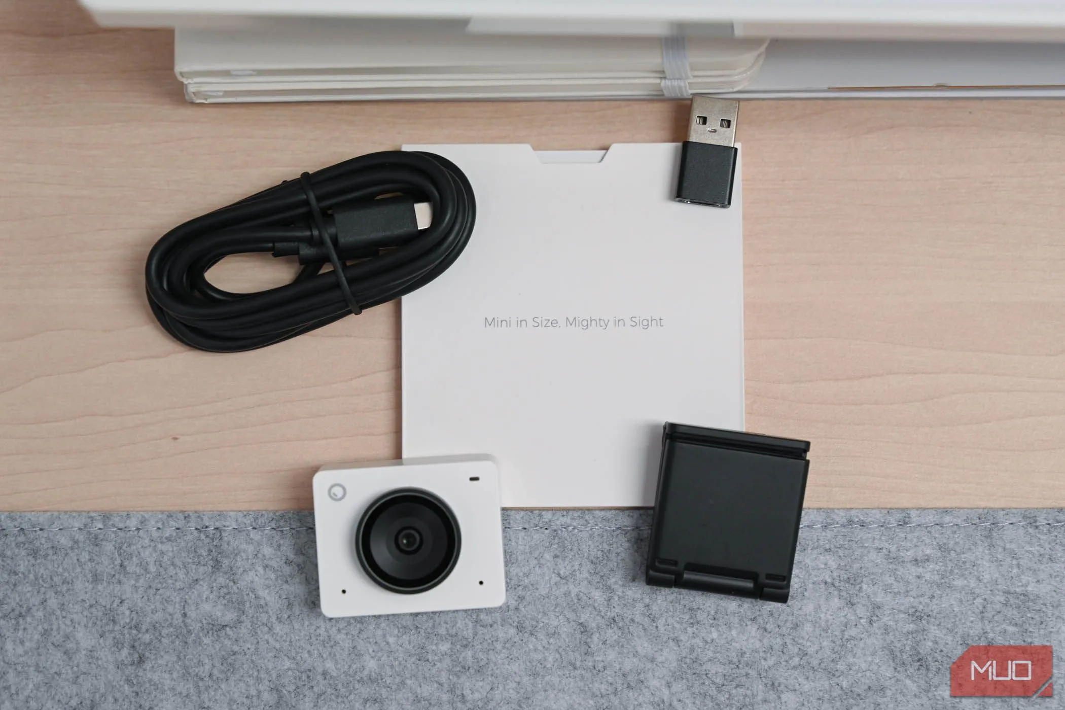 Hộp sản phẩm và các phụ kiện đi kèm webcam OBSBOT Meet 2, bao gồm cáp USB-C.