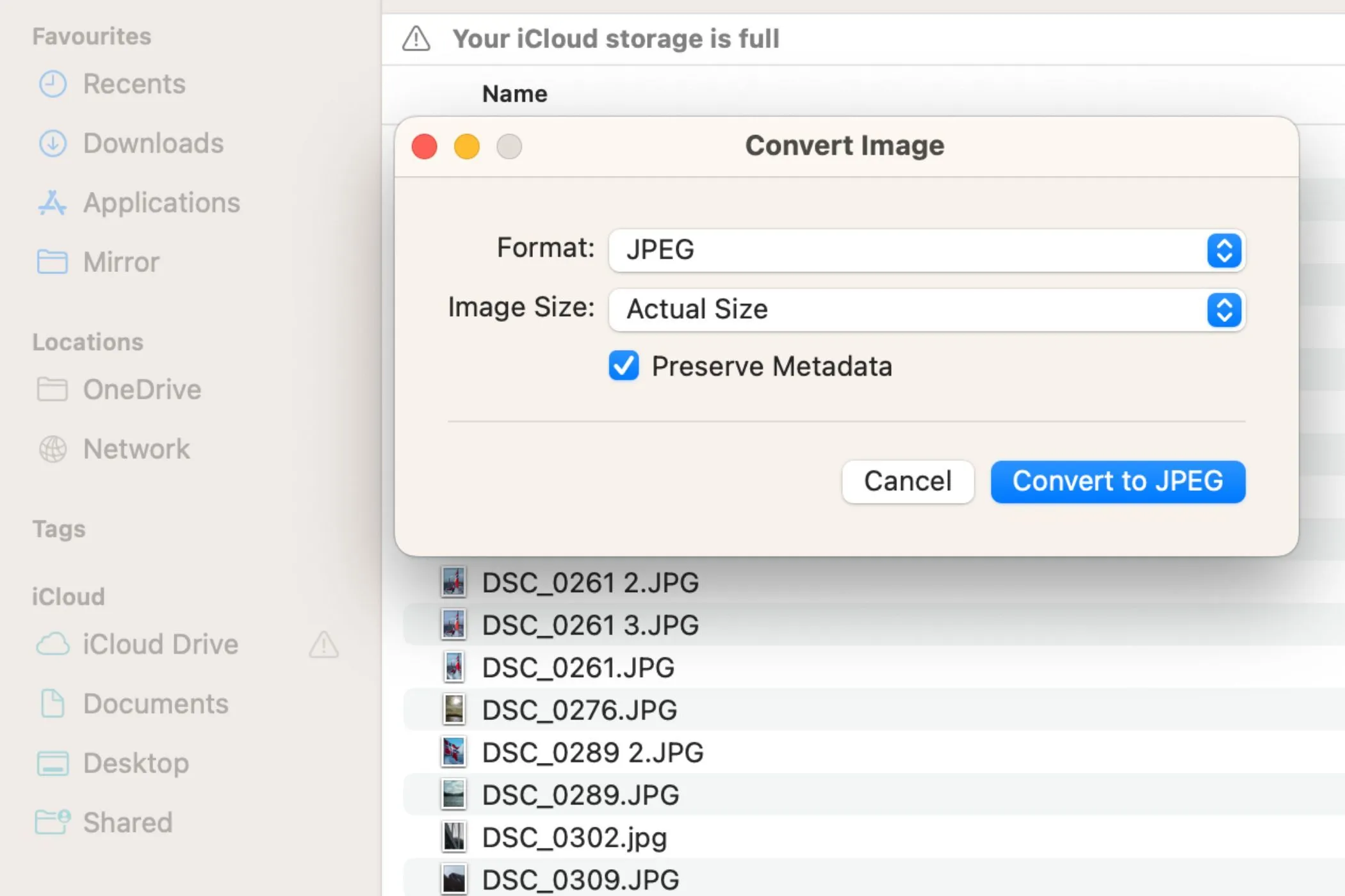 Hộp thoại &quot;Convert Image&quot; trên MacBook với tùy chọn xóa metadata ảnh