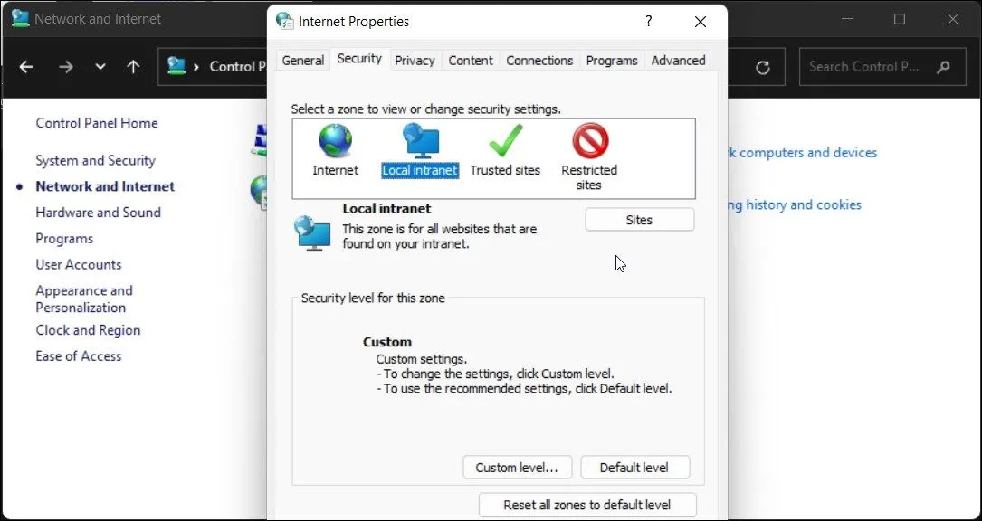 Hộp thoại Internet Properties với tab Security và tùy chọn Local intranet được chọn trên Windows 11