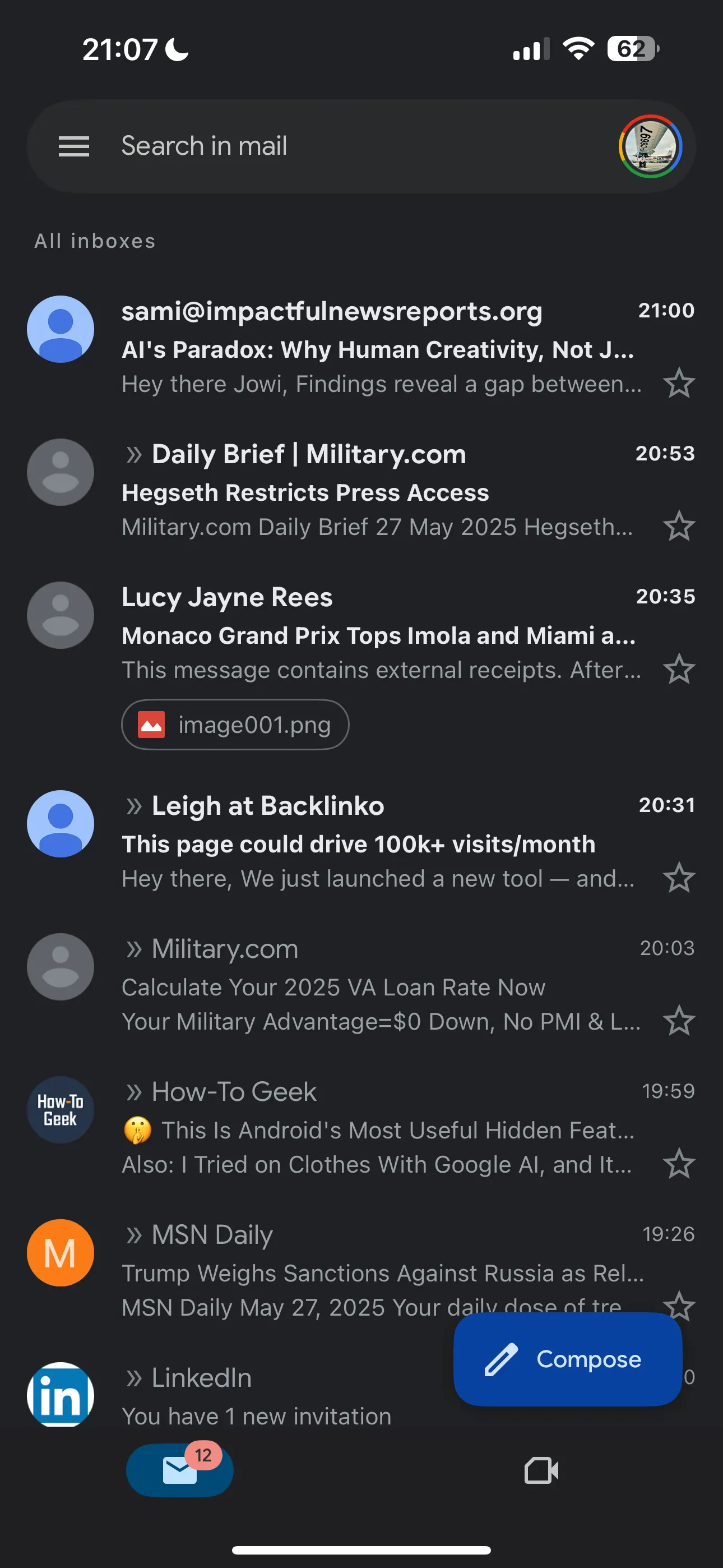 Hộp thư đến của ứng dụng Gmail trên iPhone, cho thấy các tài khoản email được phân tách rõ ràng, dễ quản lý hơn.