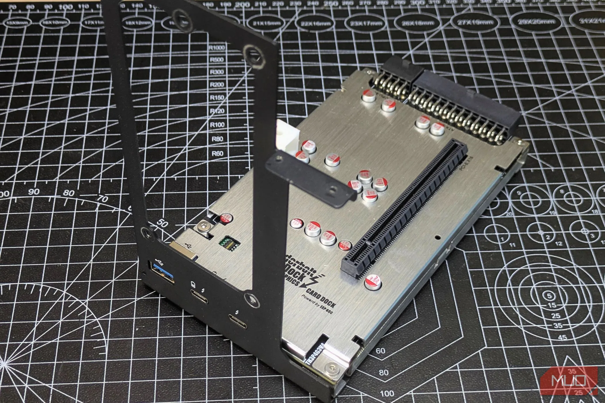 Hướng dẫn lắp đặt giá đỡ chắc chắn vào dock eGPU, là bước đầu tiên trong quy trình tự lắp eGPU.