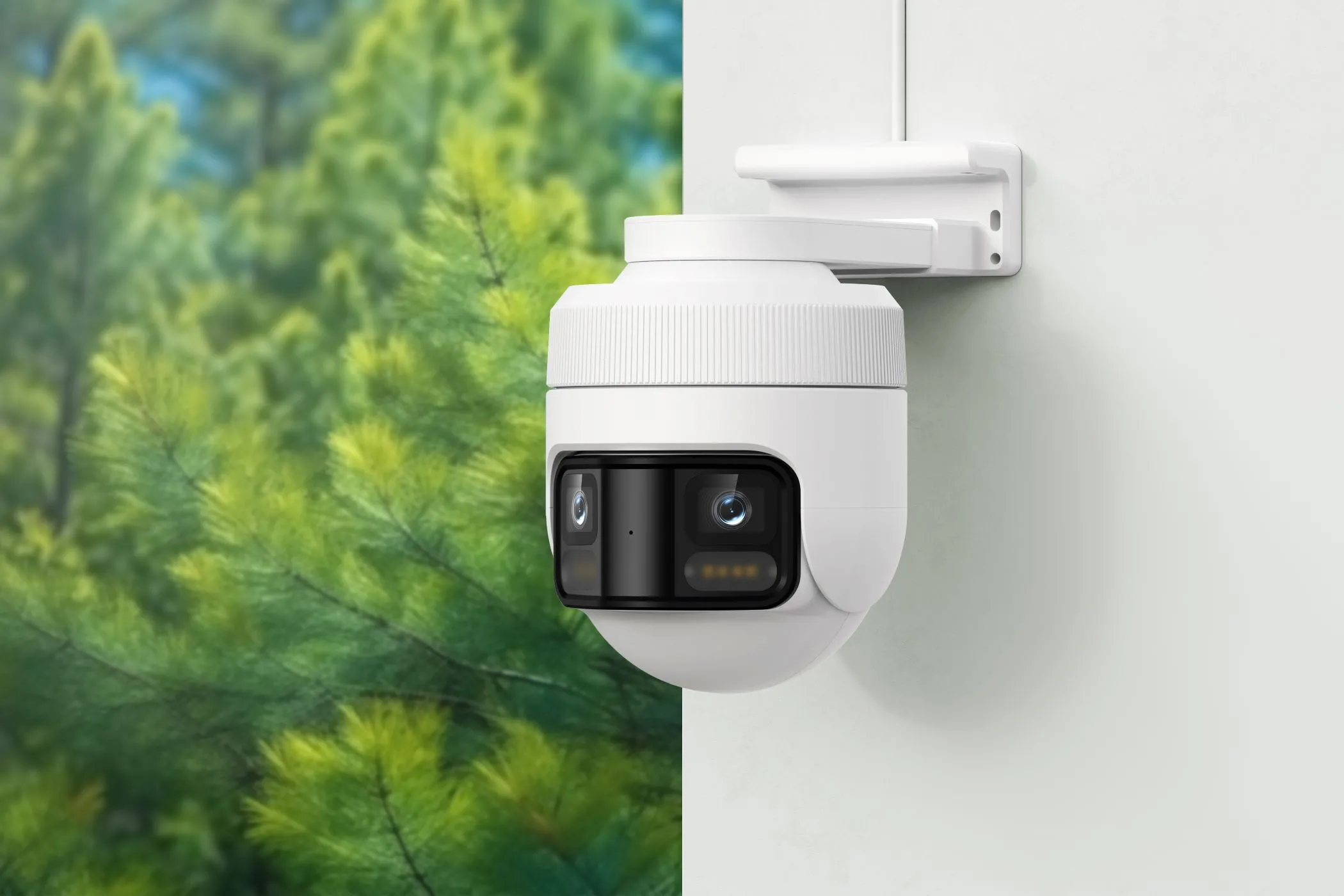IMILAB EC6 Panorama được lắp đặt ngoài trời, minh họa góc nhìn toàn cảnh rộng và khả năng xoay 344 độ.