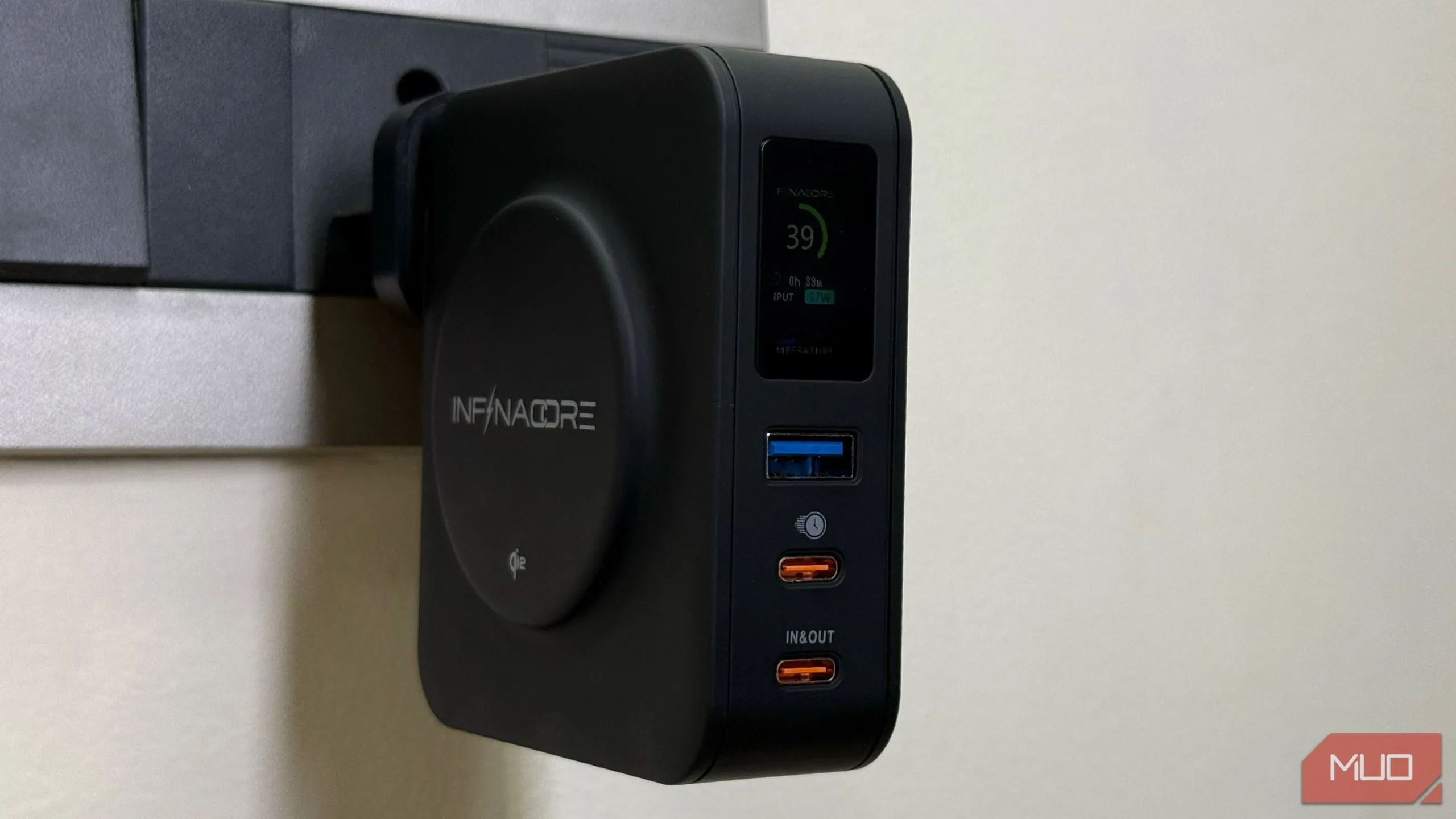 InfinaCore P3 Pro được cắm trực tiếp vào ổ điện tường, minh họa tính năng sạc tiện lợi và màn hình hiển thị
