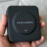 InfinaCore P3 Pro hiển thị mặt sạc không dây Qi2 và thiết kế nhỏ gọn trong lòng bàn tay