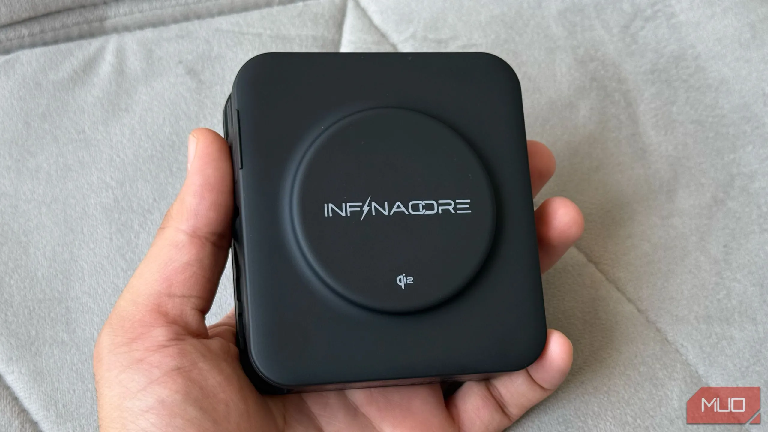 InfinaCore P3 Pro hiển thị mặt sạc không dây Qi2 và thiết kế nhỏ gọn trong lòng bàn tay