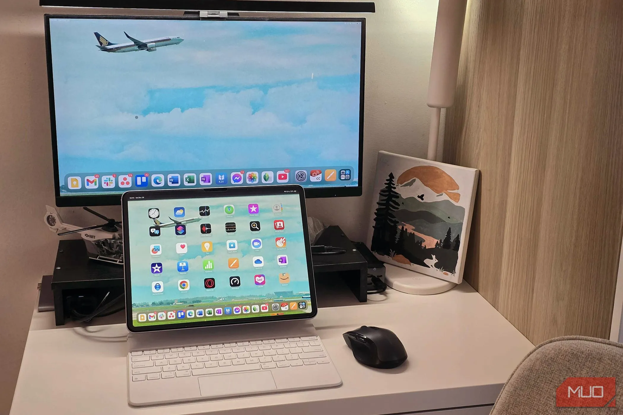 iPad Air được kết nối với màn hình ngoài, chuột và bàn phím thông qua một hub USB-C, cho thấy khả năng mở rộng kết nối và biến máy tính bảng thành một trạm làm việc hiệu quả.