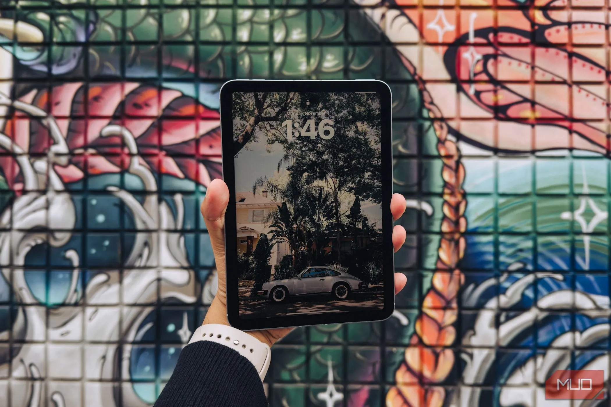 iPad Mini A17 Pro cầm trên tay, minh họa sự nhỏ gọn và tiện lợi khi di chuyển