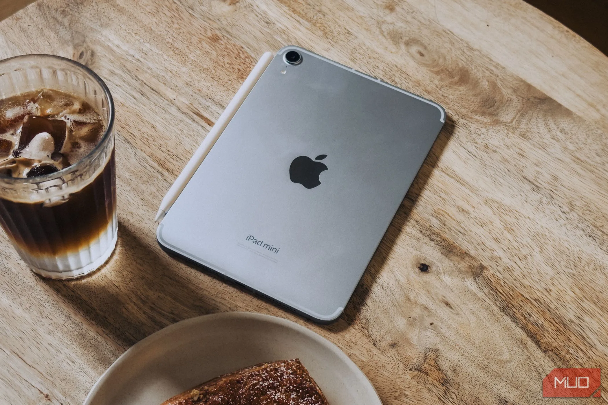 iPad Mini A17 Pro đặt trên bàn cà phê, thể hiện tính di động