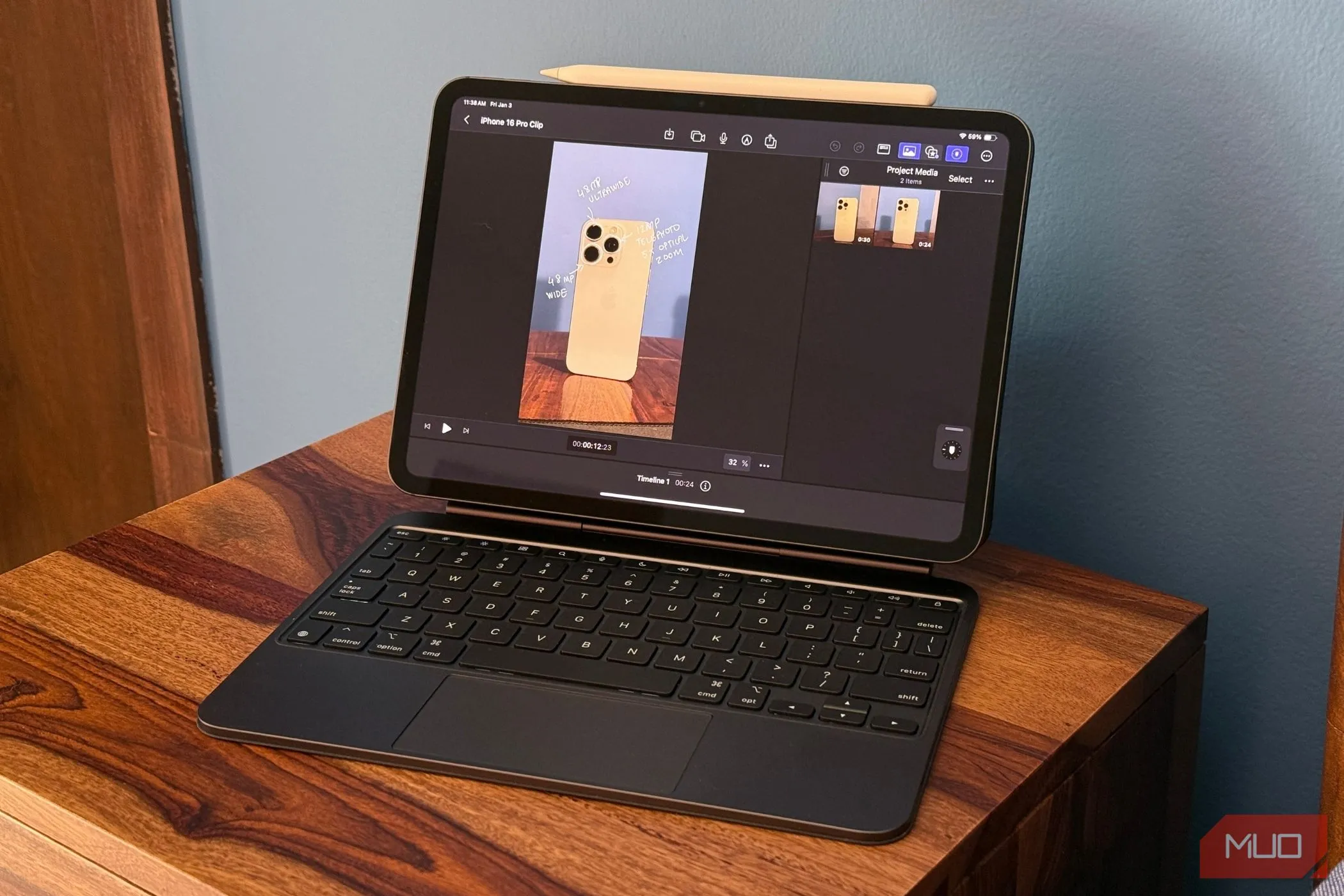 iPad Pro và Magic Keyboard với ứng dụng Final Cut Pro, đại diện cho chi phí đầu tư và bảo trì cao của thiết bị Apple