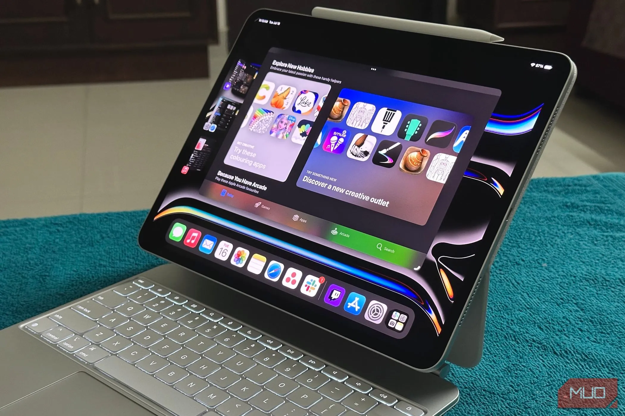 iPad Pro với Stage Manager và Magic Keyboard, minh họa sự phụ thuộc vào hệ sinh thái Apple