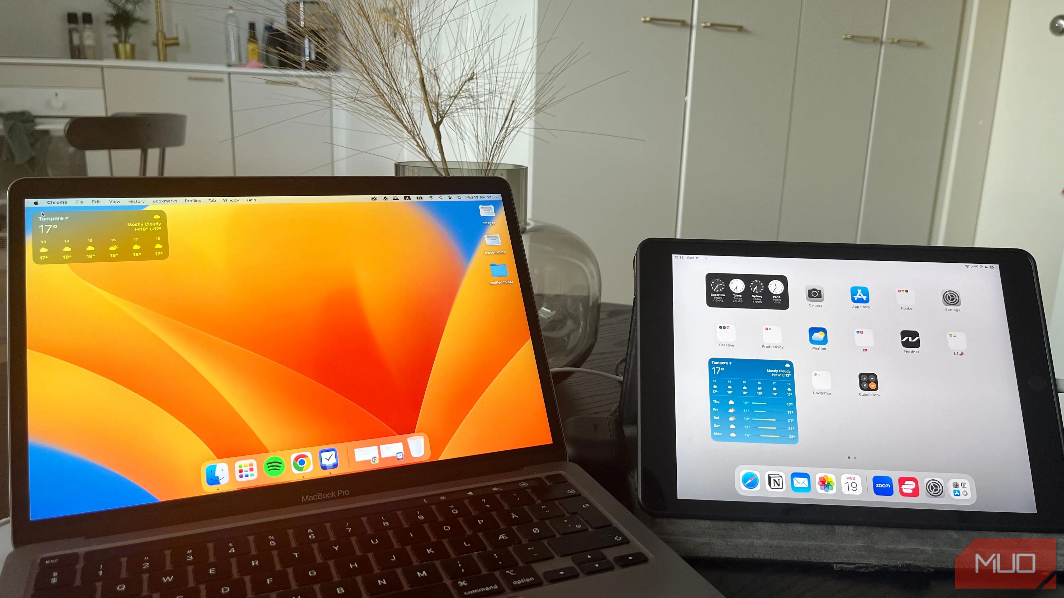 iPad và MacBook Pro đặt cạnh nhau, minh họa sử dụng iPad làm màn hình thứ hai cho làm việc hiệu quả