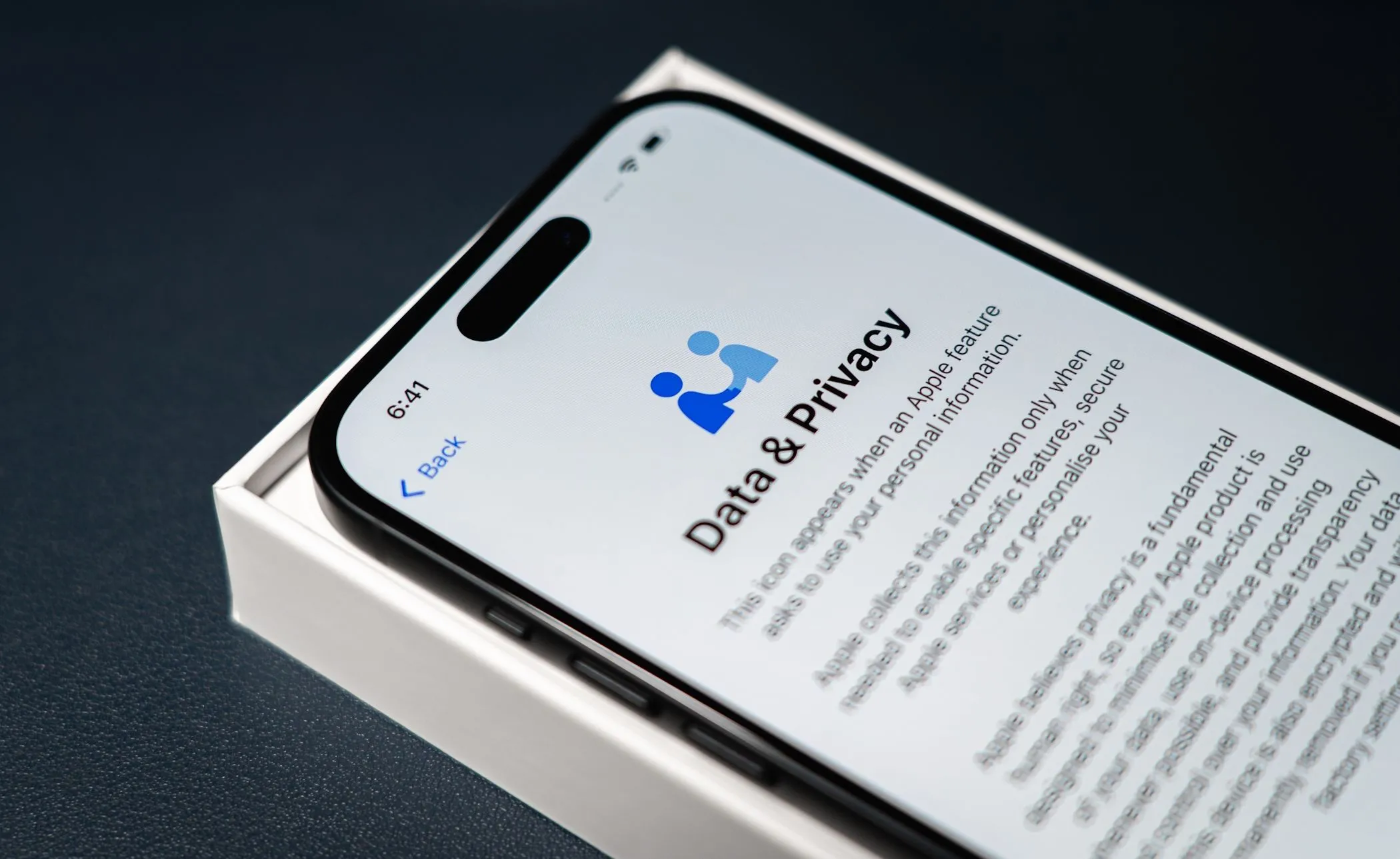 iPhone 14 Pro hiển thị màn hình cài đặt Quyền riêng tư và Dữ liệu cá nhân, minh họa tính năng bảo mật của iOS