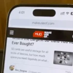 iPhone 16 Pro đang cuộn trang tự động để kiểm tra tiêu thụ pin