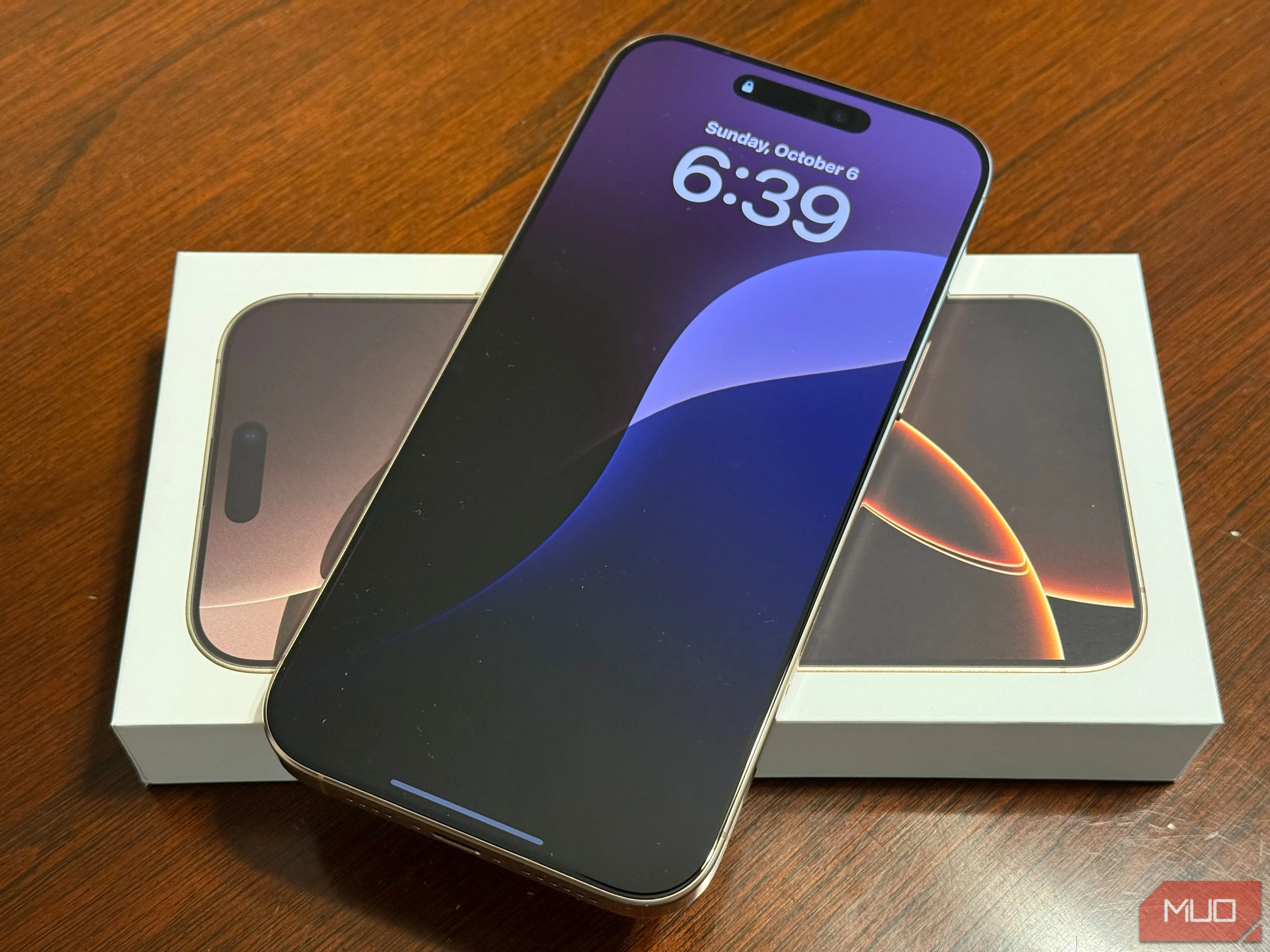 iPhone 16 Pro Max màn hình chờ trên bàn làm việc hiển thị công nghệ AI