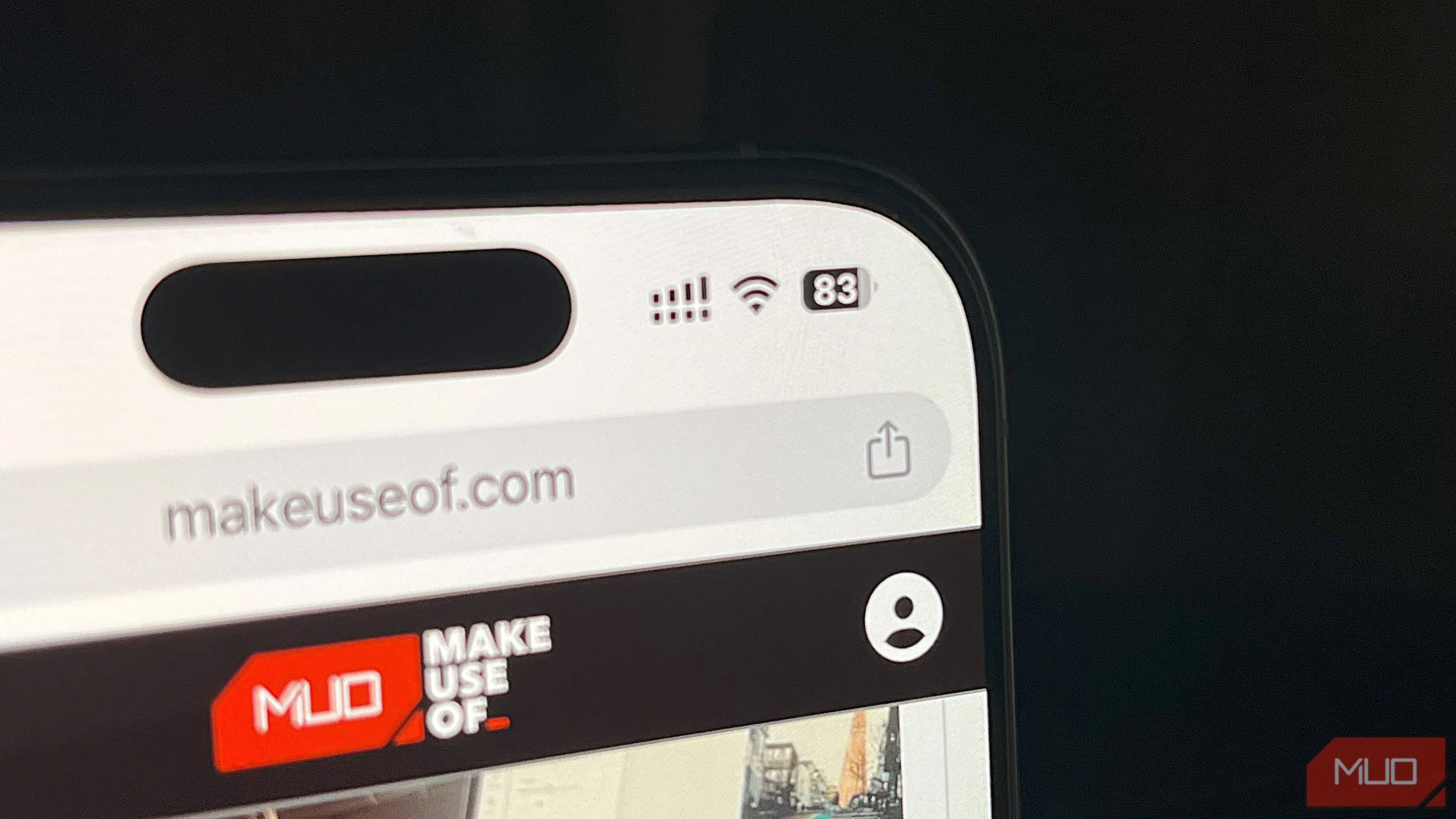 iPhone 16 Pro với ứng dụng Chrome đang chạy, hiển thị phần trăm pin và tùy chọn chế độ nguồn điện thích ứng trên iOS 26