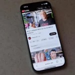 iPhone đang chạy ứng dụng web YouTube, minh họa cho phương pháp thử nghiệm pin trình duyệt
