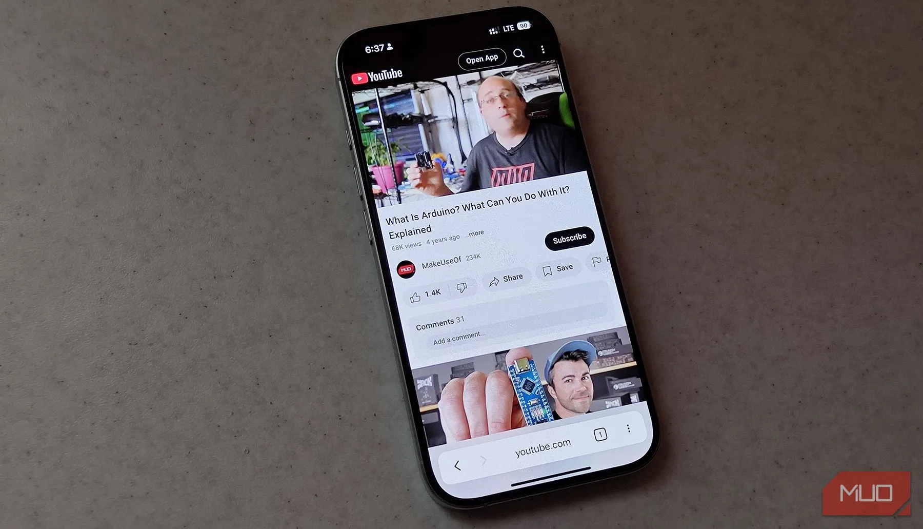 iPhone đang chạy ứng dụng web YouTube, minh họa cho phương pháp thử nghiệm pin trình duyệt