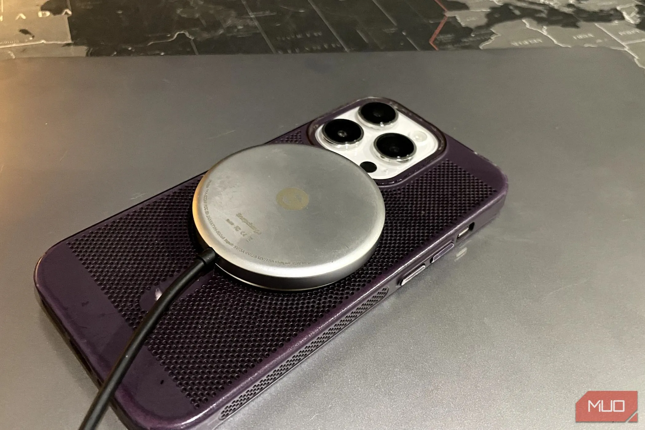 iPhone đang được sạc bằng bộ sạc không dây, đề cập đến vấn đề nhiệt lượng