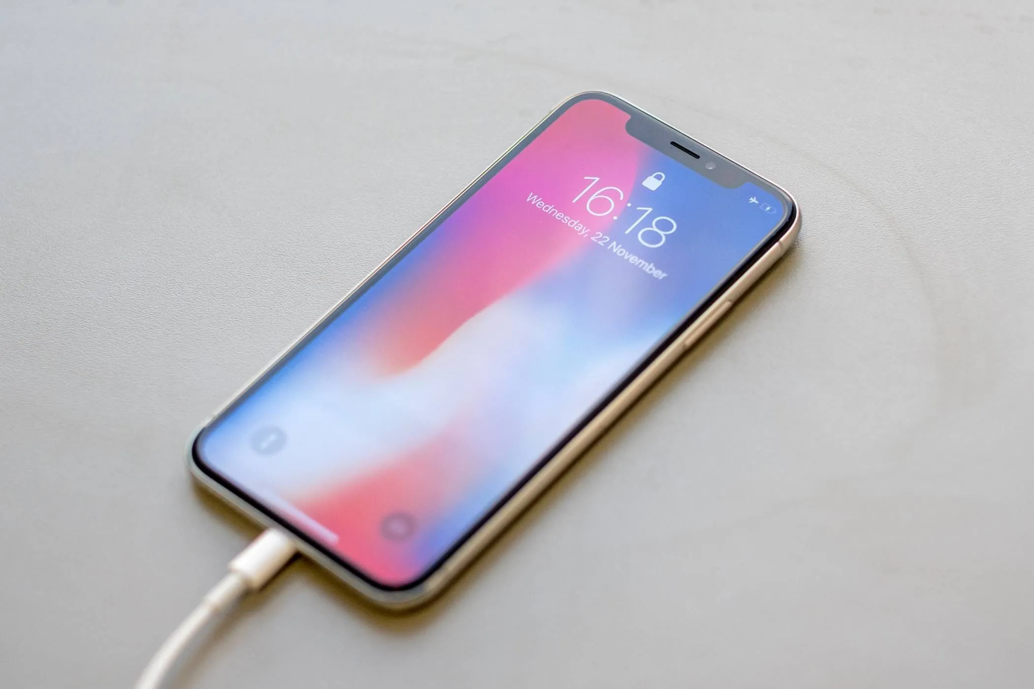iPhone được kết nối với cáp sạc, minh họa cho phương pháp chuyển dữ liệu có dây