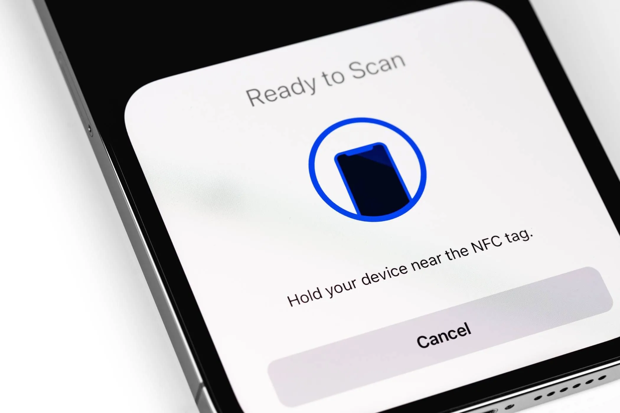 iPhone hiển thị lời nhắc khi chạm vào thẻ NFC để kích hoạt tự động hóa Phím Tắt