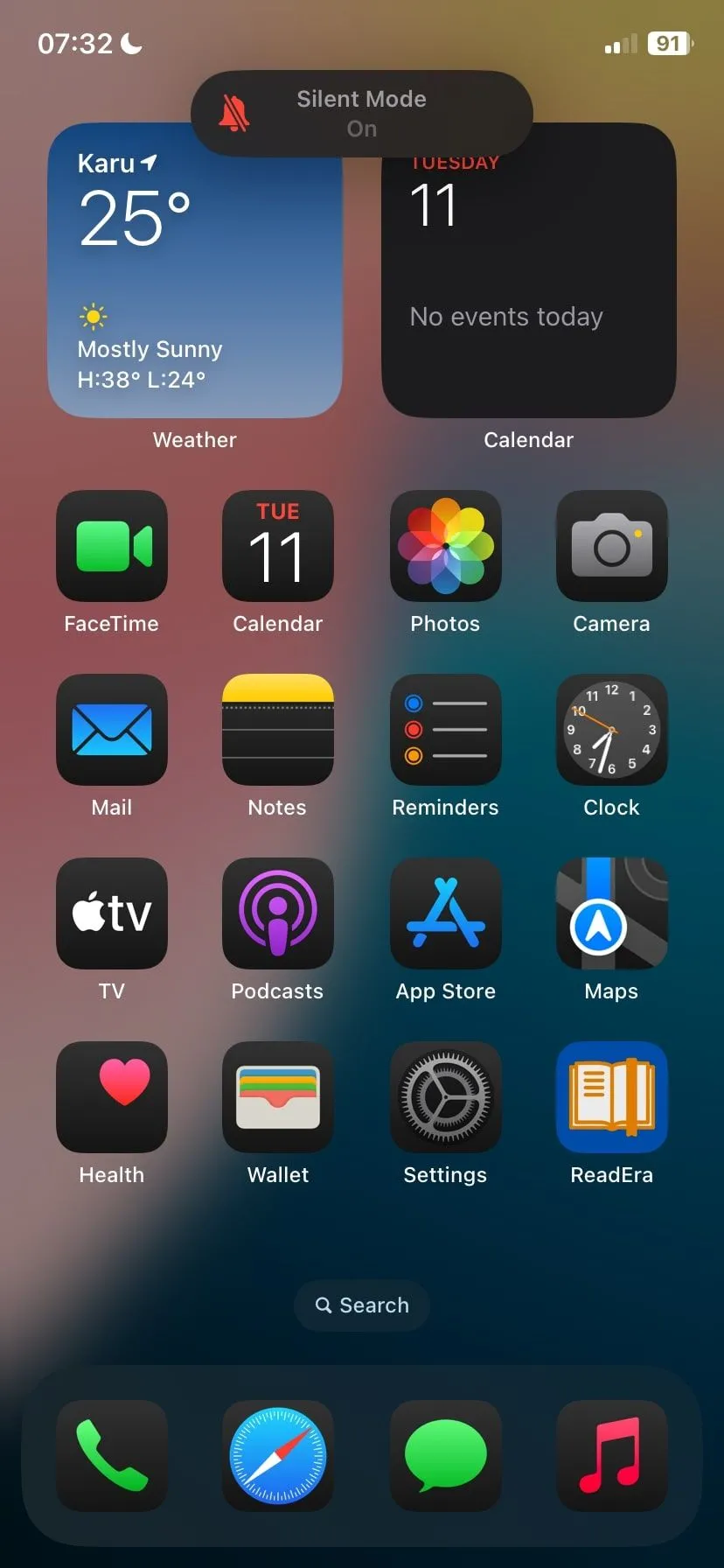 iPhone hiển thị thông báo Chế độ Im lặng (Silent Mode) được bật, kèm biểu tượng chuông gạch chéo.