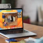 iPhone và MacBook đang sử dụng tính năng Continuity Camera để biến iPhone thành webcam không dây