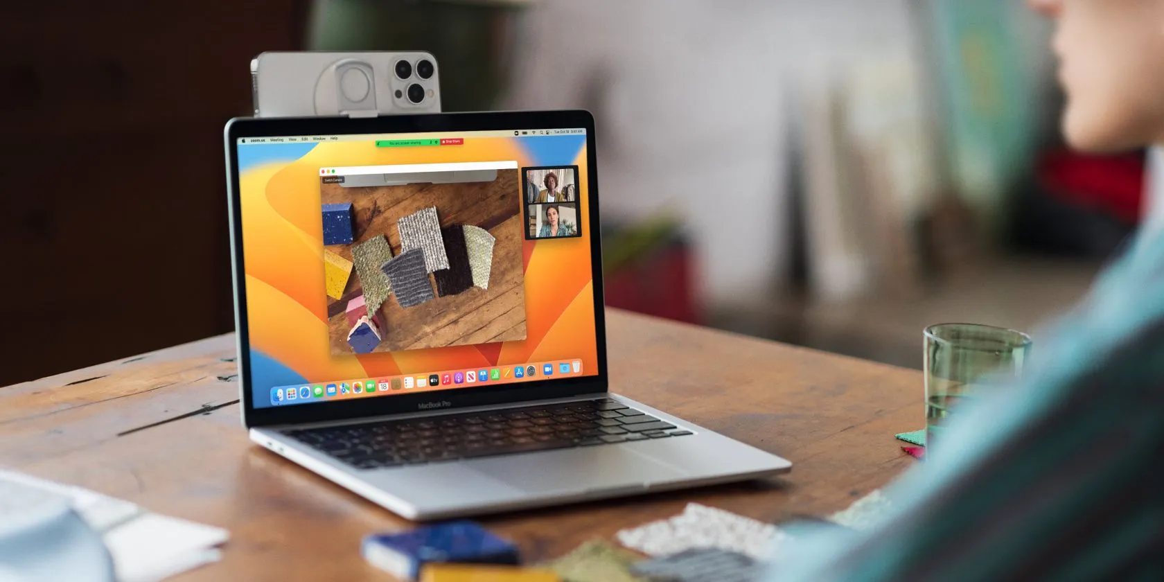 iPhone và MacBook đang sử dụng tính năng Continuity Camera để biến iPhone thành webcam không dây