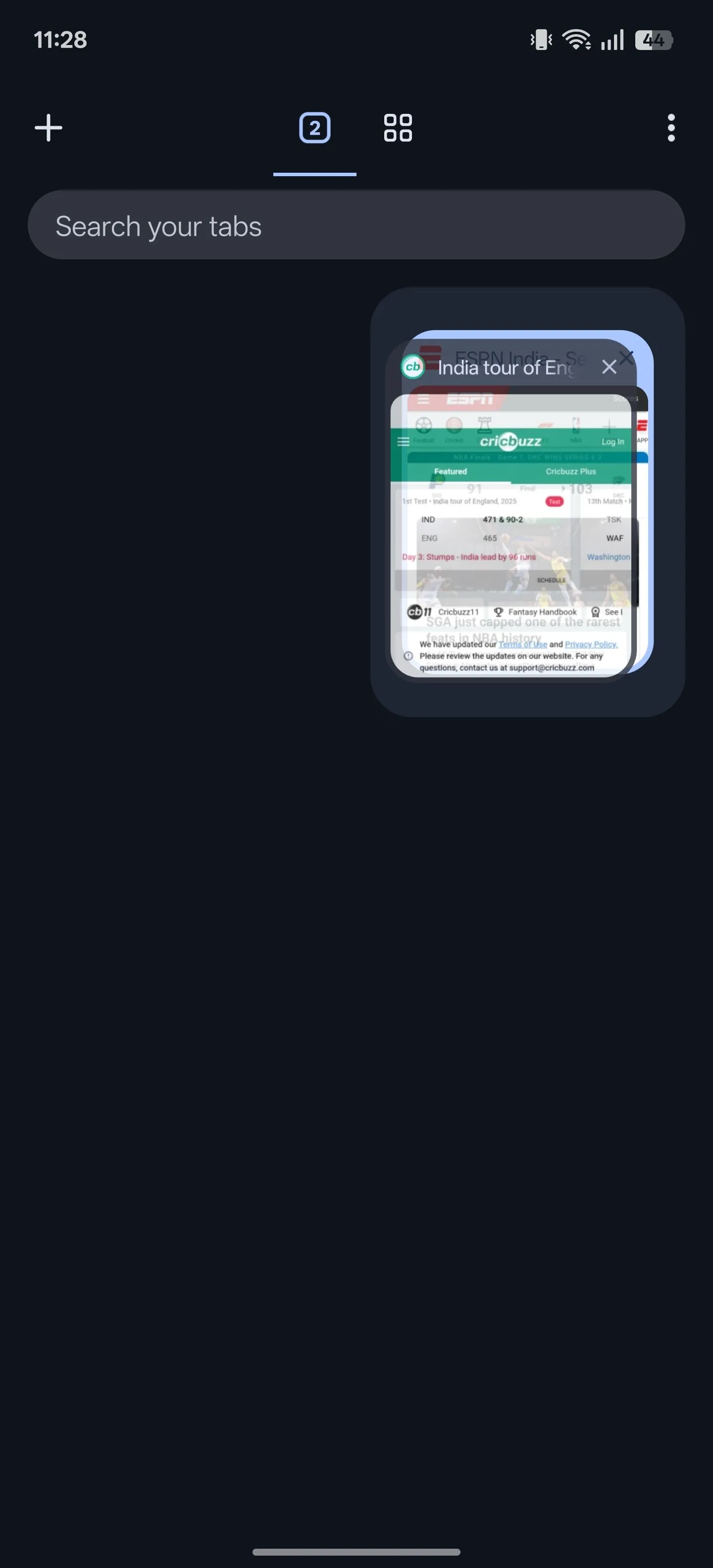 Kéo một tab lên trên một tab khác để tạo nhóm tab mới trong Chrome trên thiết bị Android.