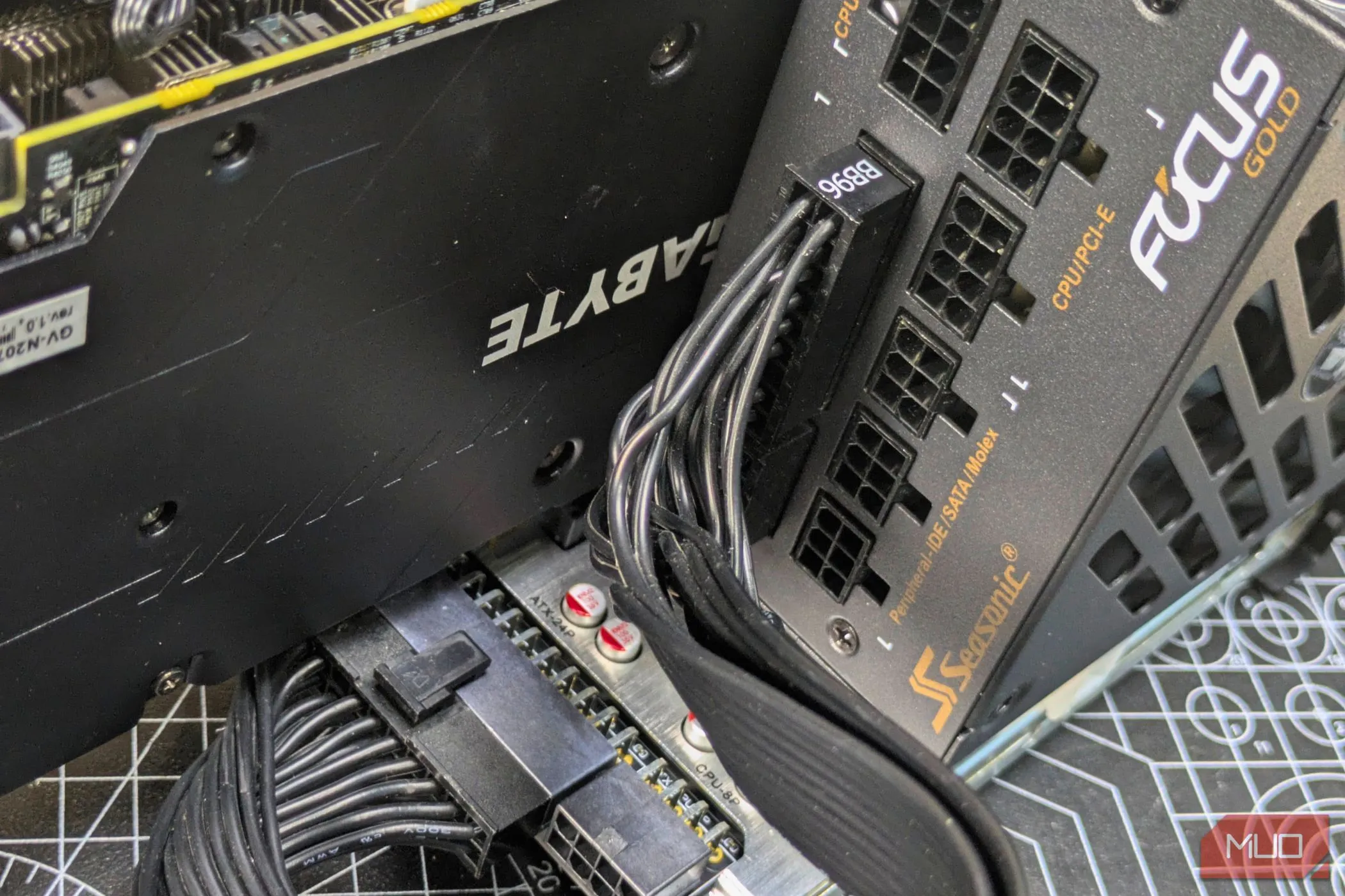 Kết nối các cáp nguồn từ bộ nguồn (PSU) vào dock eGPU và card đồ họa, bao gồm các đầu cắm 24-pin, 4+4-pin, 8-pin và 6+2 PCIe.