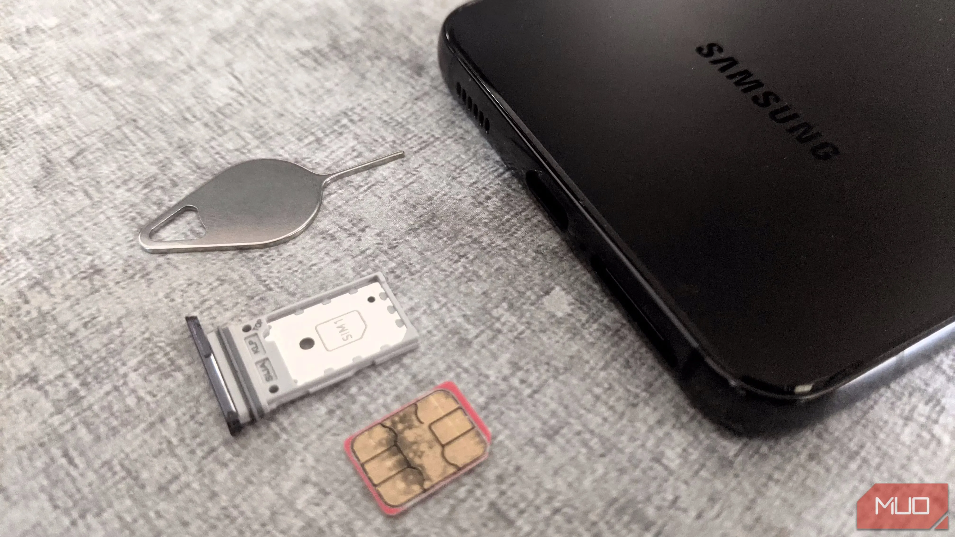 Khay SIM điện thoại Samsung và công cụ lấy SIM, minh họa nguy cơ tấn công SIM swapping qua việc chuyển số điện thoại.