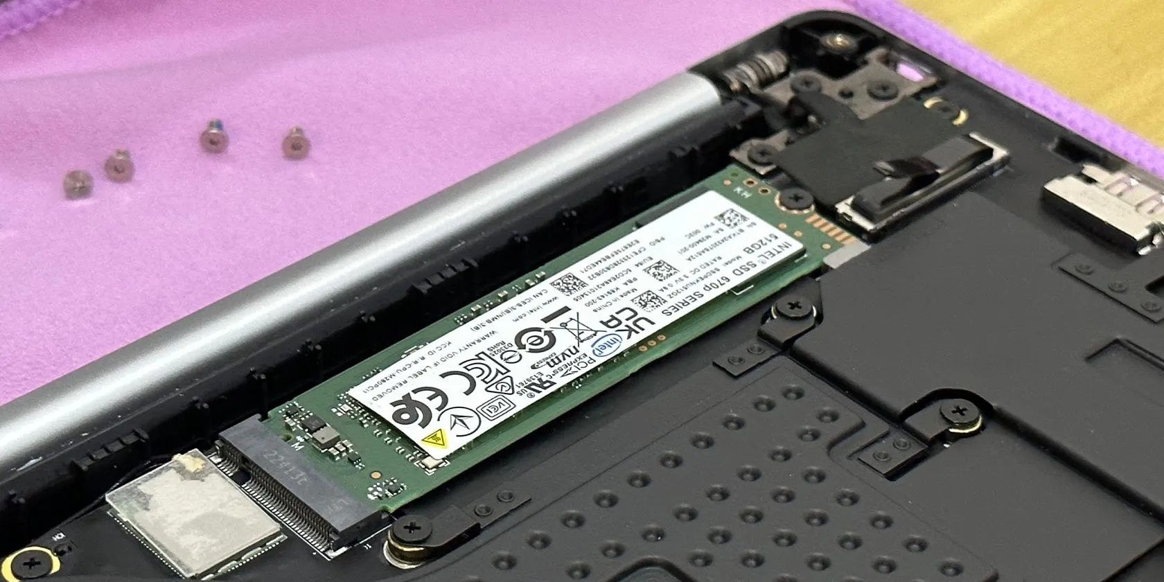 Khe cắm NVMe SSD trên bo mạch chủ laptop Tecno Megabook T1, vị trí nâng cấp ổ cứng