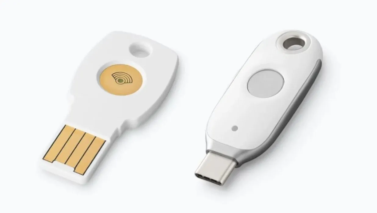 Khóa bảo mật Google Titan Key, minh họa một thiết bị xác thực vật lý hoạt động độc lập không cần kết nối mạng.