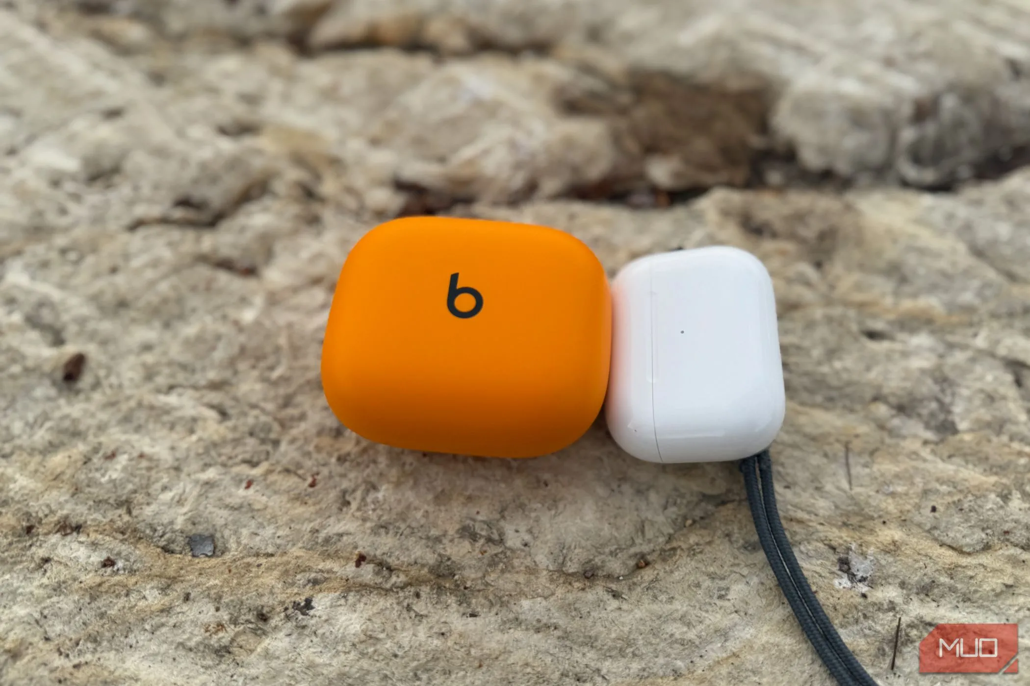 Kích thước hộp sạc cồng kềnh của Powerbeats Pro 2 so với AirPods Pro 2
