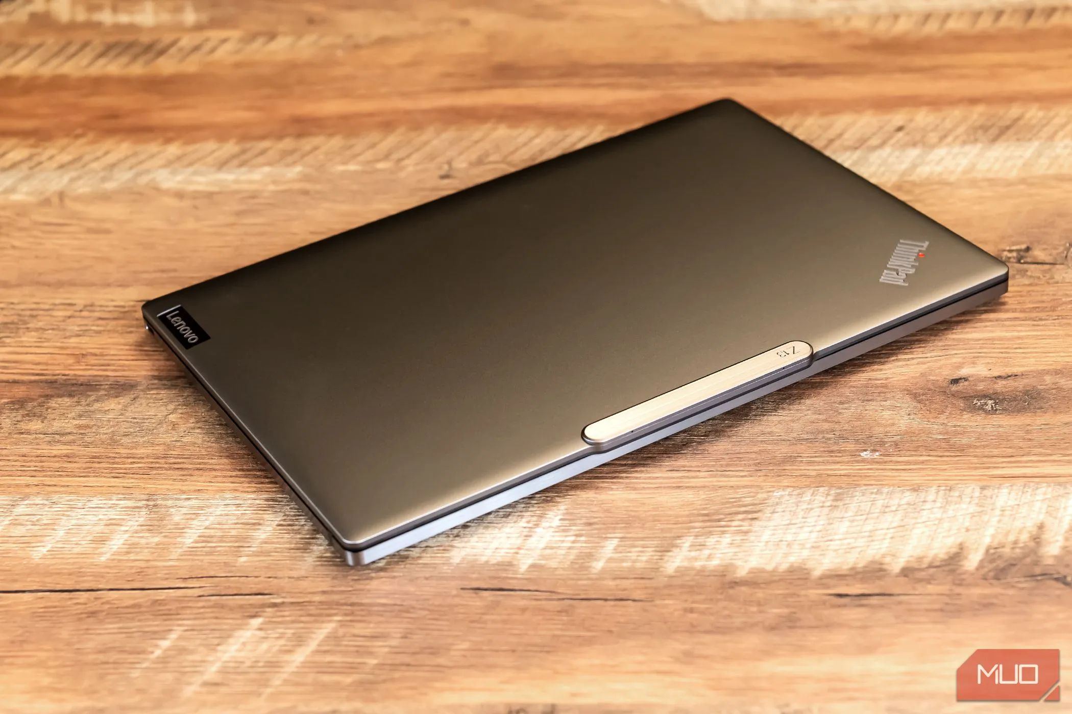 Kiểm tra tổng thể chất lượng hoàn thiện và độ chắc chắn của laptop trước khi mua