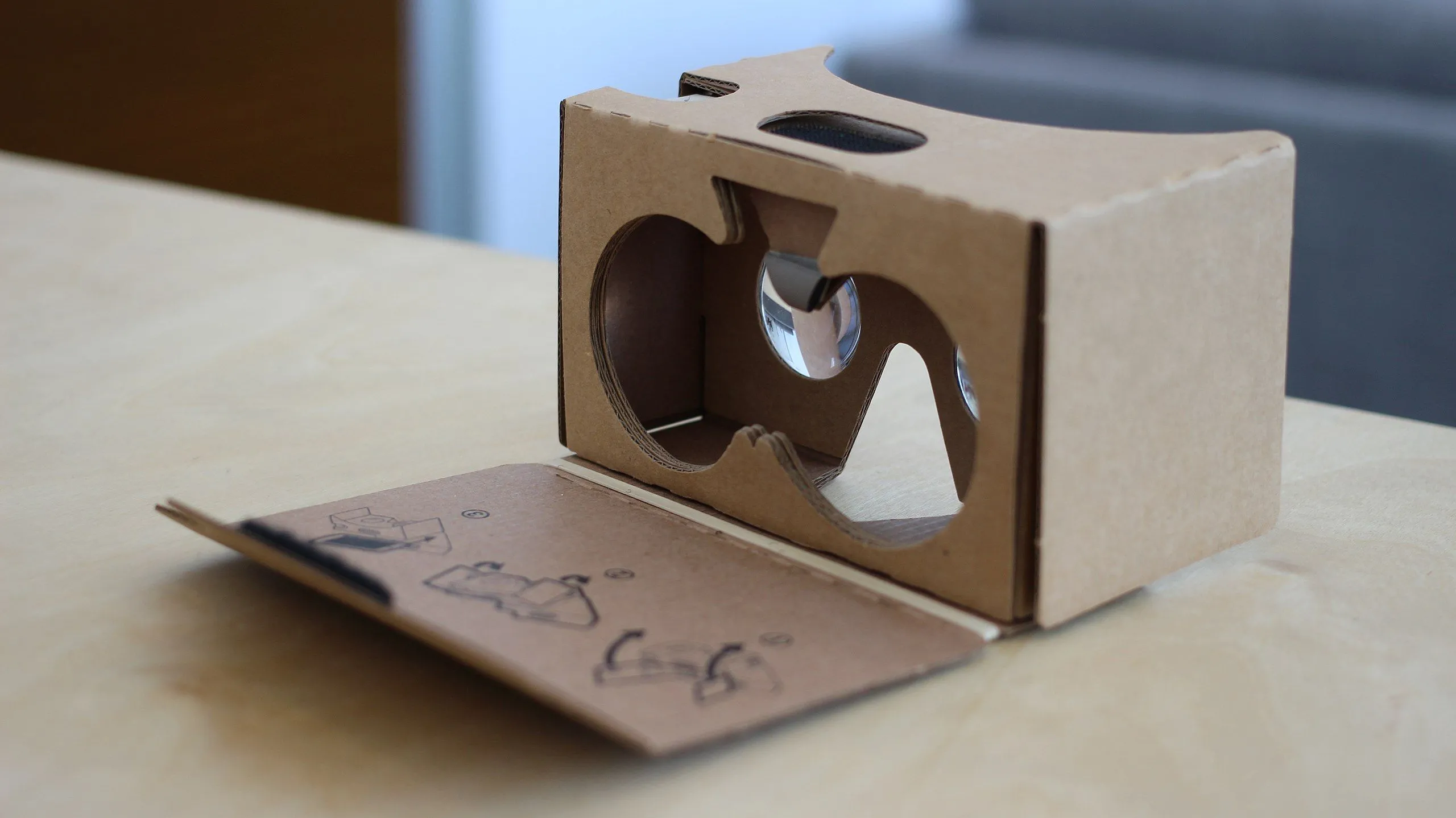 Kính Google Cardboard và điện thoại đặt bên trong để trải nghiệm thực tế ảo