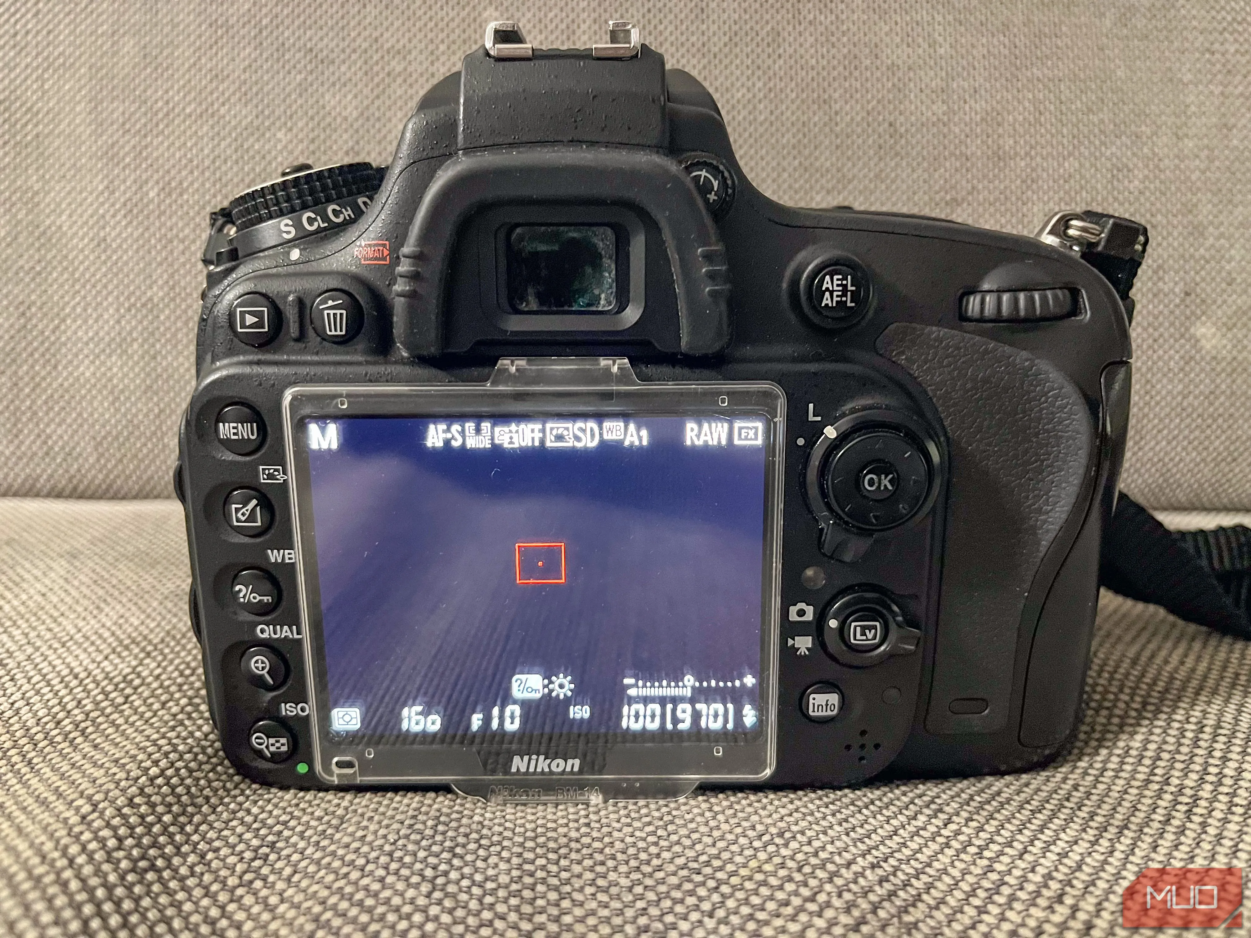 Kính ngắm quang học (OVF) của máy ảnh DSLR, mang lại trải nghiệm xem trực tiếp và chân thực, được nhiều nhiếp ảnh gia yêu thích.