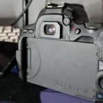 Kính ngắm quang học trên máy ảnh Canon 200D, minh họa độ chân thực của DSLR