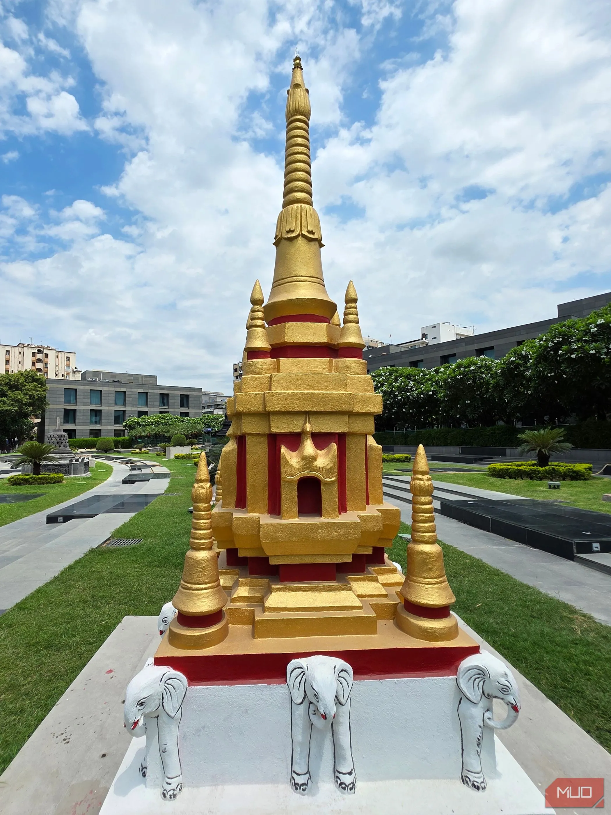 Kỹ thuật chụp dọc các chủ thể cao bằng ống kính siêu rộng trên điện thoại