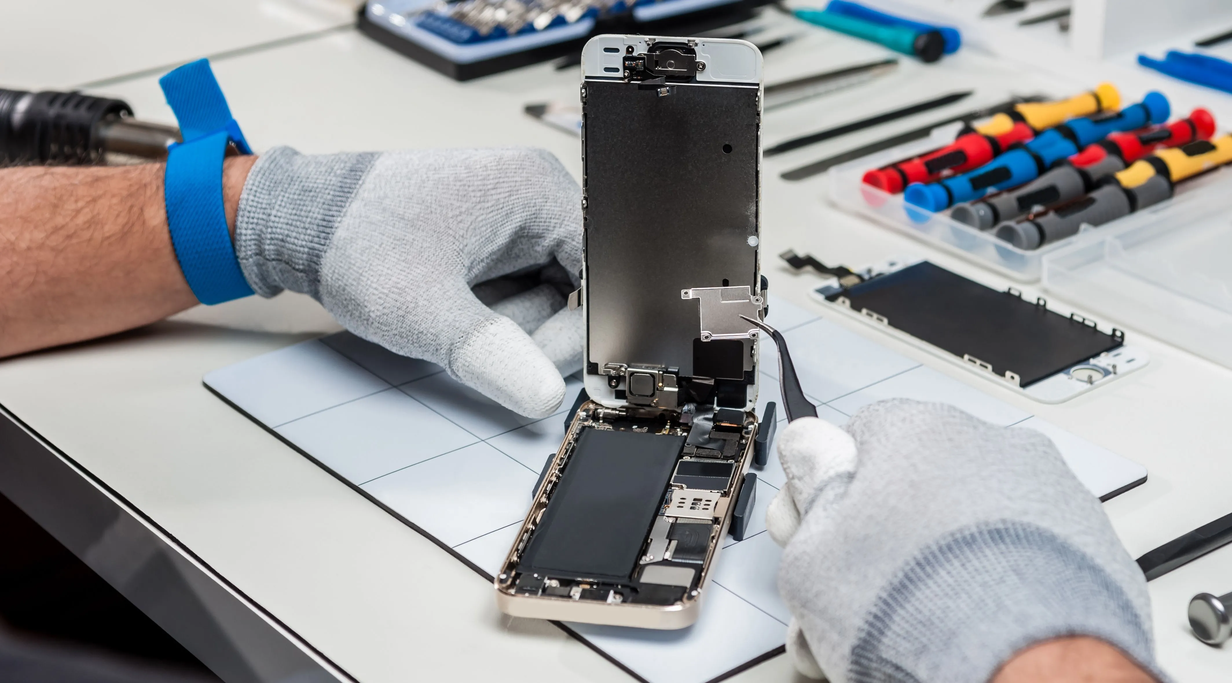 Kỹ thuật viên đang kiểm tra và thay thế pin điện thoại Samsung để kéo dài tuổi thọ sử dụng