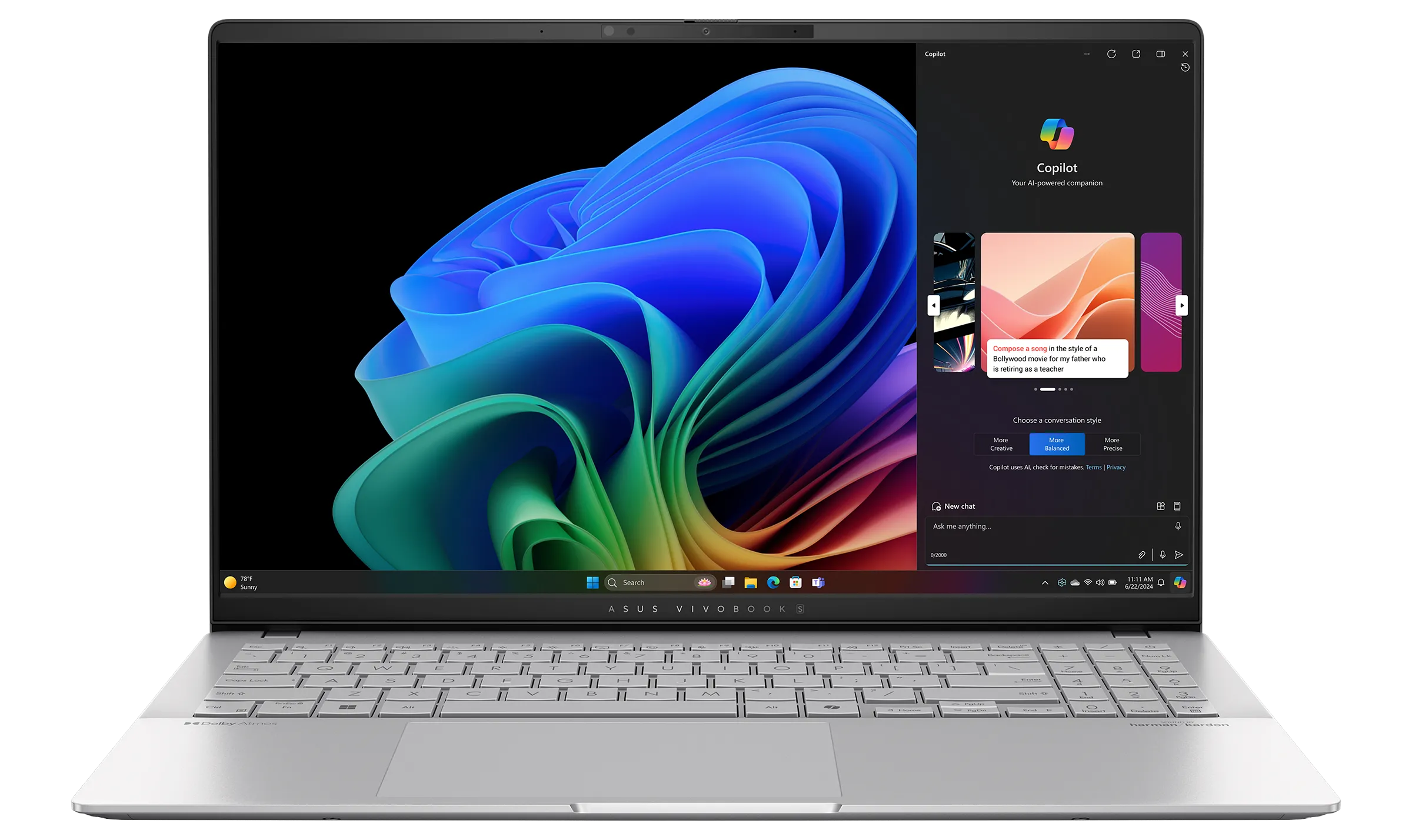 Laptop ASUS Vivobook S15 màu bạc đặt trên bàn, màn hình OLED 15.6 inch 3K hiển thị hình ảnh rực rỡ, bàn phím full-size và touchpad lớn, nhấn mạnh thiết kế truyền thống và cổng kết nối đa dạng với chip Snapdragon X Elite.