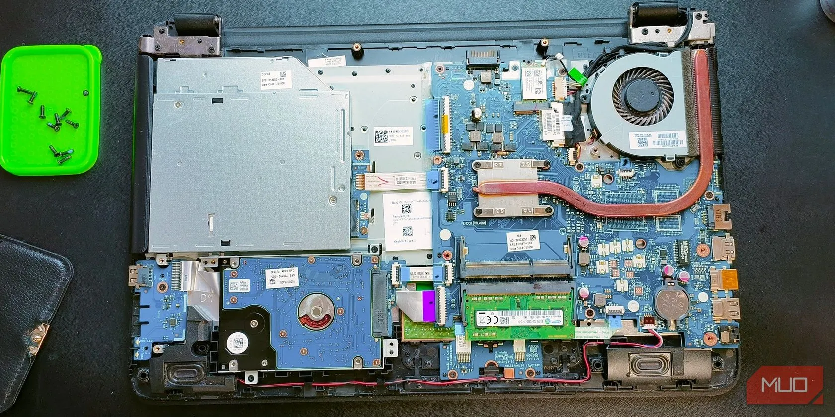 Laptop được mở nắp lưng, để lộ các thành phần bên trong bao gồm quạt tản nhiệt, ống dẫn nhiệt và các linh kiện khác